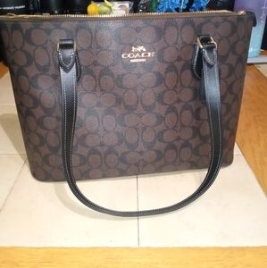 Coach signature tote with matching double zip wallet